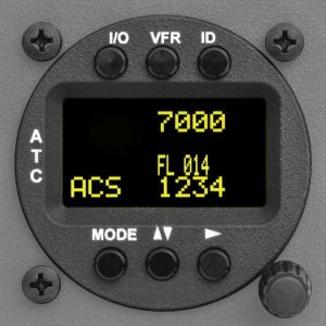 transpondeur à bord. Code actif 7000 (en haut), mode A + C + S. Noter le bouton Ident en haut à droite.